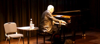 John Tilbury am Klavier
